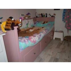 Hemnes Bed van Ikea in de kleur roze