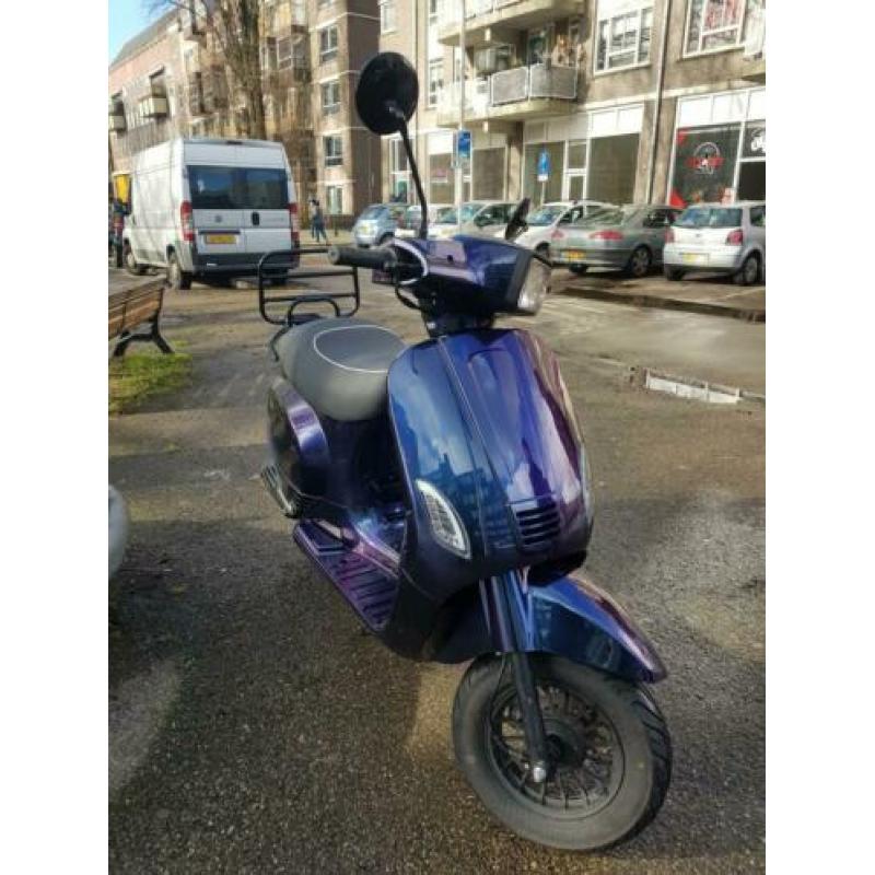Zo goed als nieuwe vespa look snor scooter
