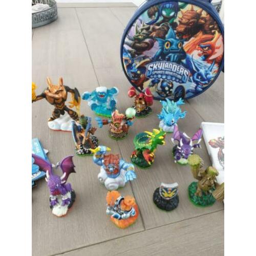 Box met 13 skylanders / portal en spel voor de wij