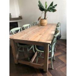 Robuuste stoere eettafel met crosschiars