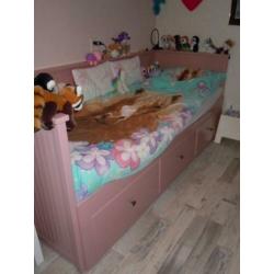 Hemnes Bed van Ikea in de kleur roze