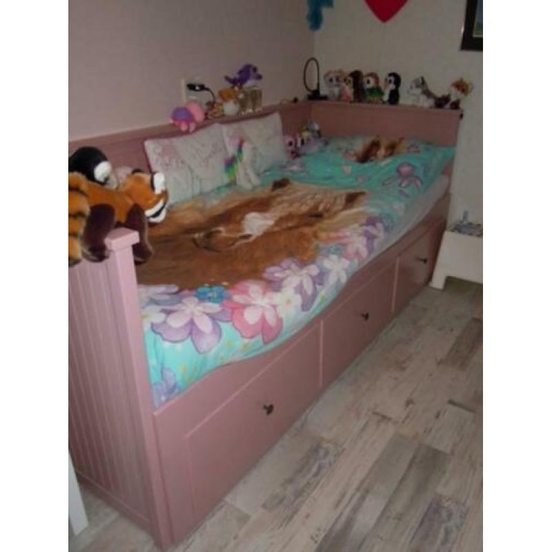 Hemnes Bed van Ikea in de kleur roze