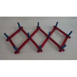 kinderkapstok 33 hoog en max 75 breed rood blauw hout