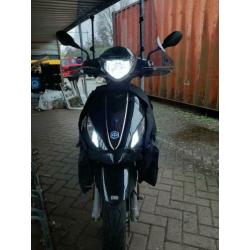 Zwarte Piaggio New Fly