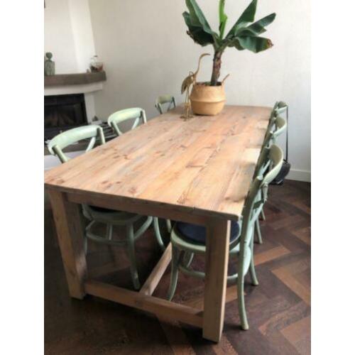 Robuuste stoere eettafel met crosschiars