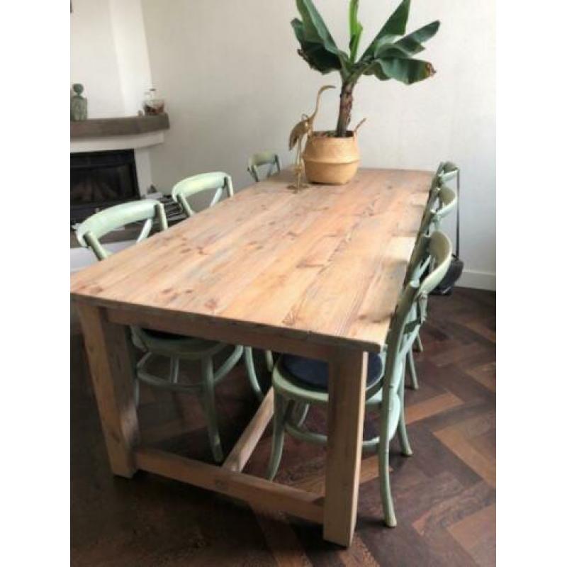 Robuuste stoere eettafel met crosschiars
