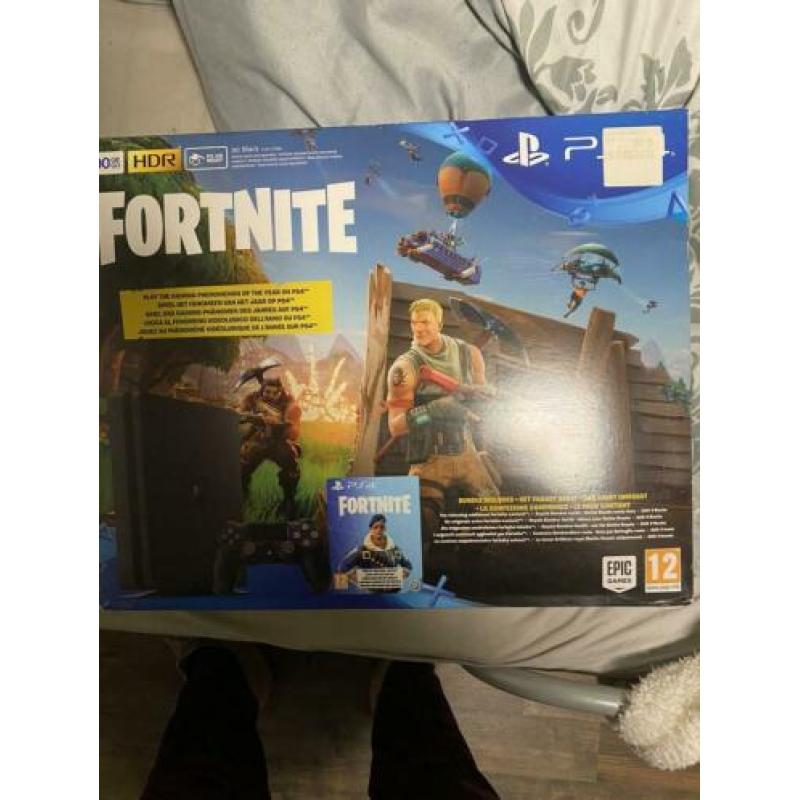 PlayStation 4 , 2 games , 2 controllers