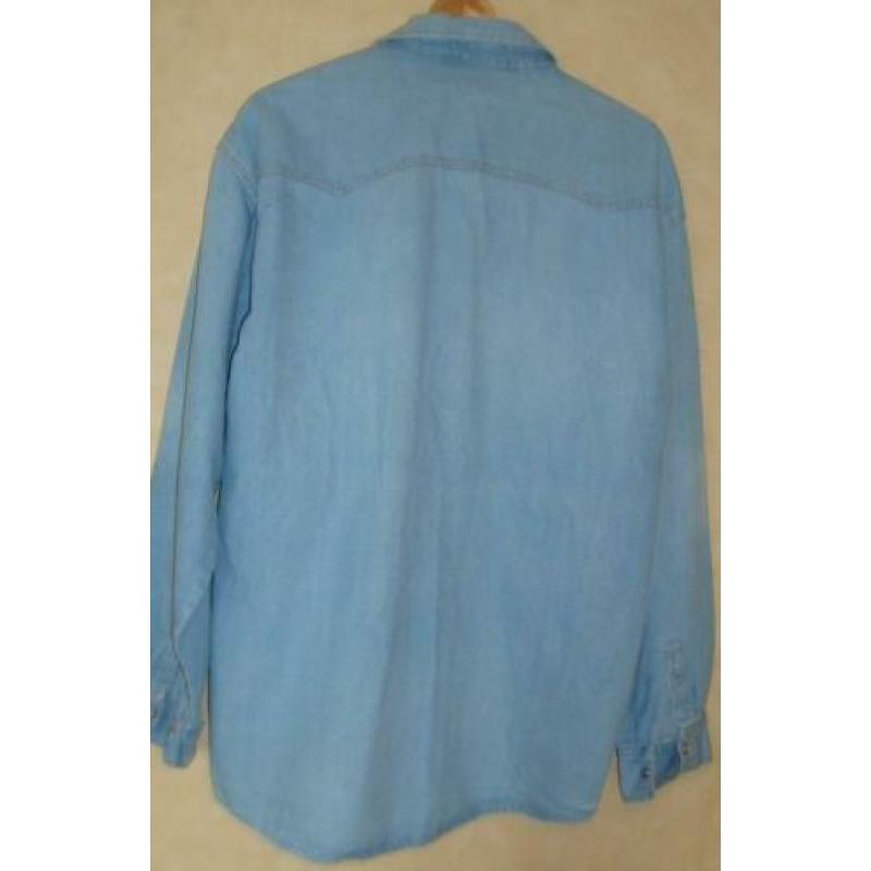 2 spijker/denim blouses 1 met drukkers en 1 met knopen XL