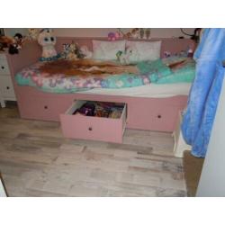 Hemnes Bed van Ikea in de kleur roze