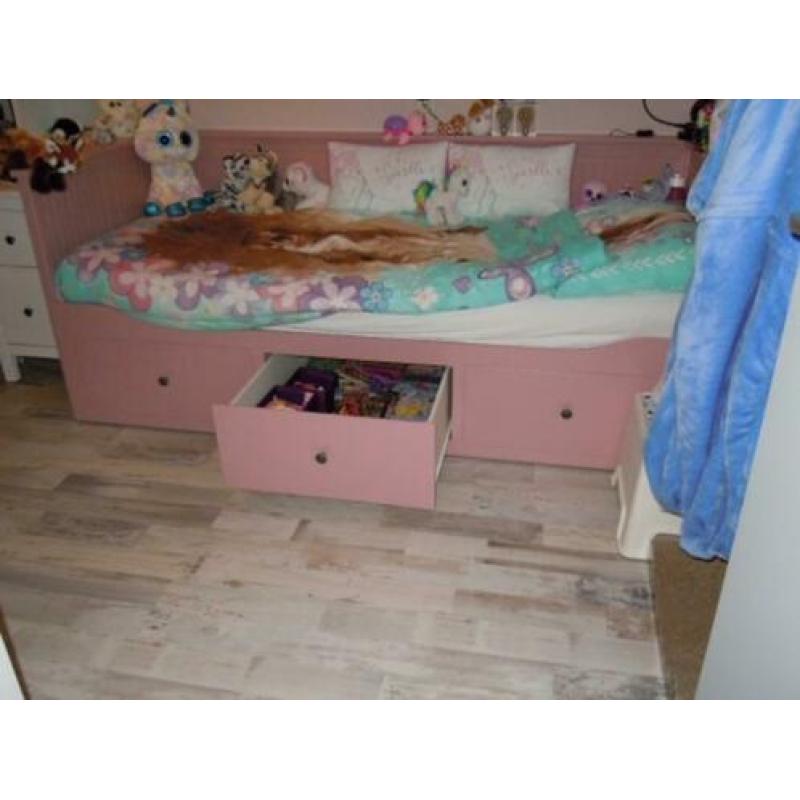 Hemnes Bed van Ikea in de kleur roze