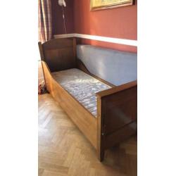 Oud kinderbed, ledikant, hout