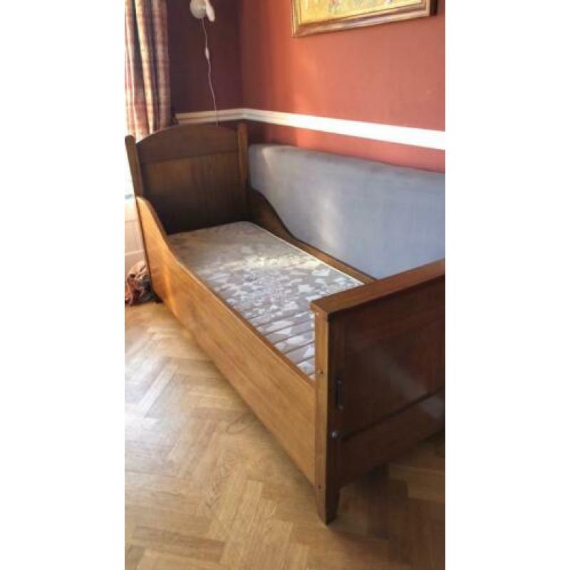 Oud kinderbed, ledikant, hout