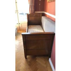 Oud kinderbed, ledikant, hout