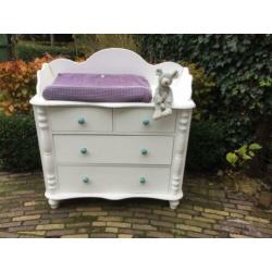Mooie ruime commode in brocante stijl