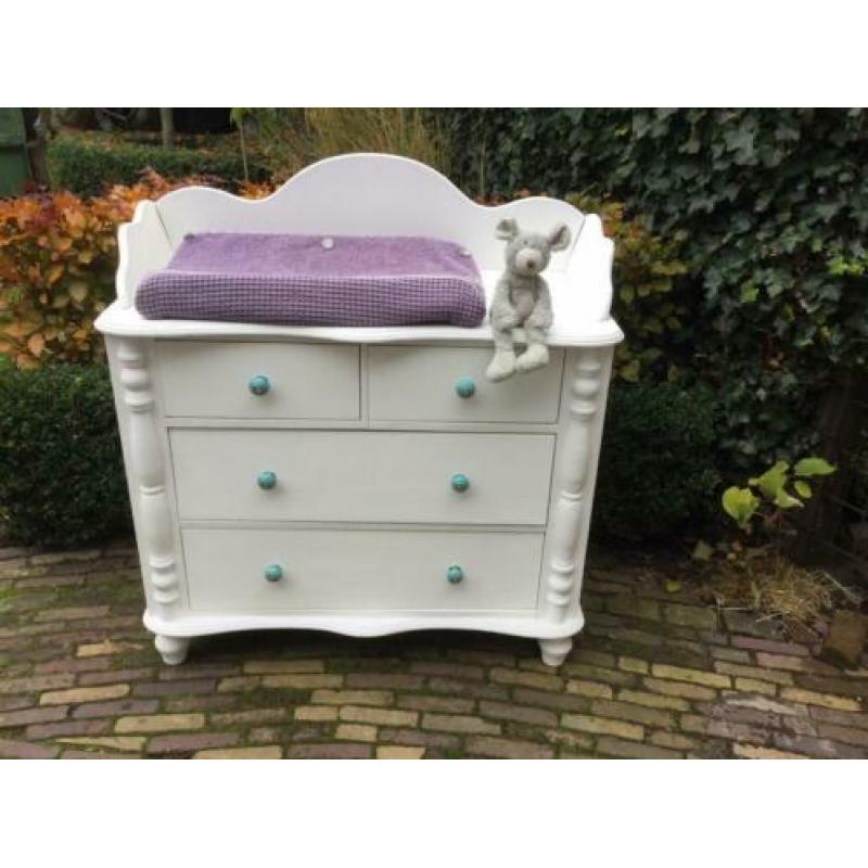 Mooie ruime commode in brocante stijl