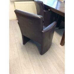 tafel en stoelen