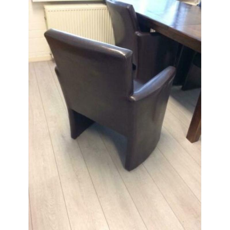 tafel en stoelen