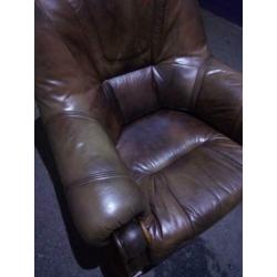 Mooie leren relax fauteuil, bruin leer met hout afgewerkt