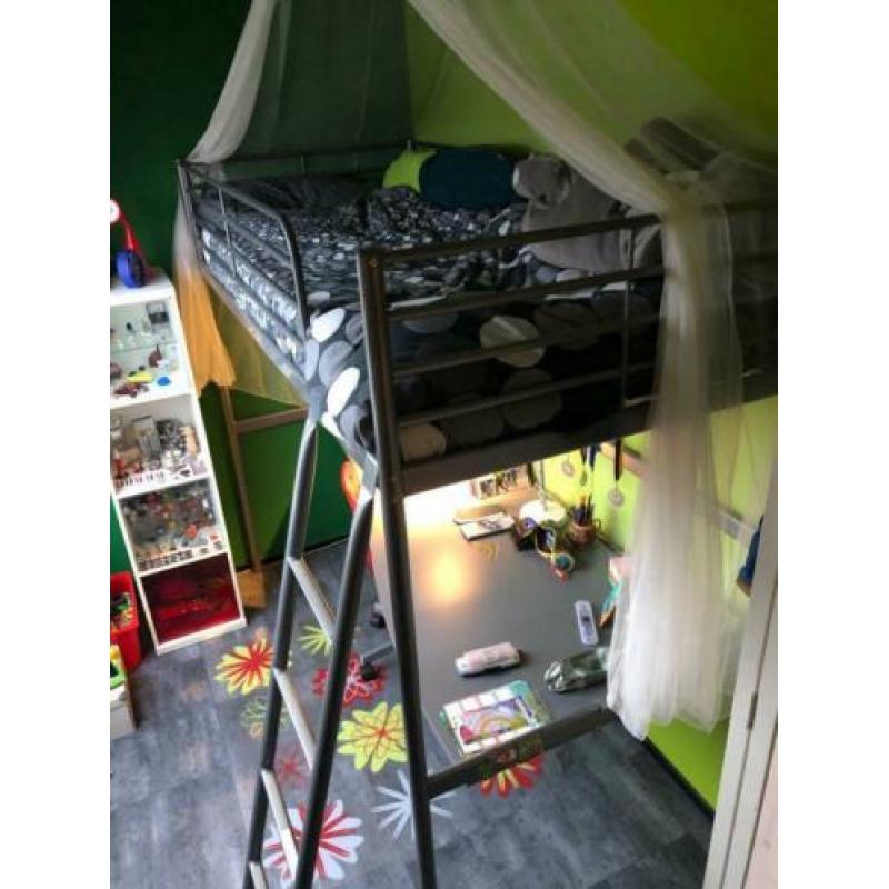 Hoogslaper met bureau