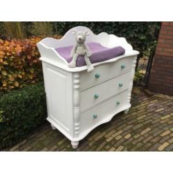 Mooie ruime commode in brocante stijl