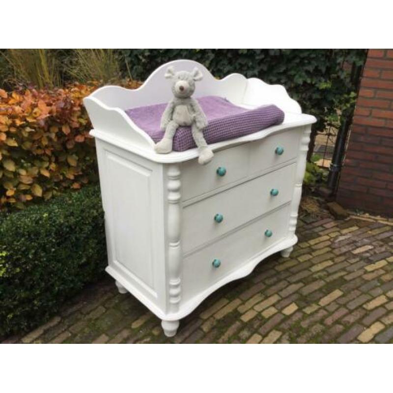 Mooie ruime commode in brocante stijl