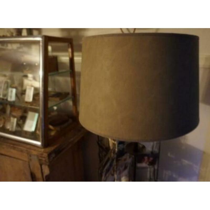 Oude originele vijzel lamp, doorleefde houten lampenvoet