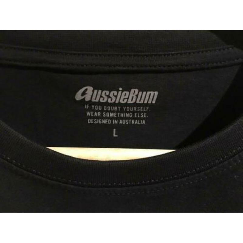 Aussiebum zwart t-shirt merk aan onderzijde, maat L NIEUW