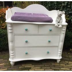 Mooie ruime commode in brocante stijl