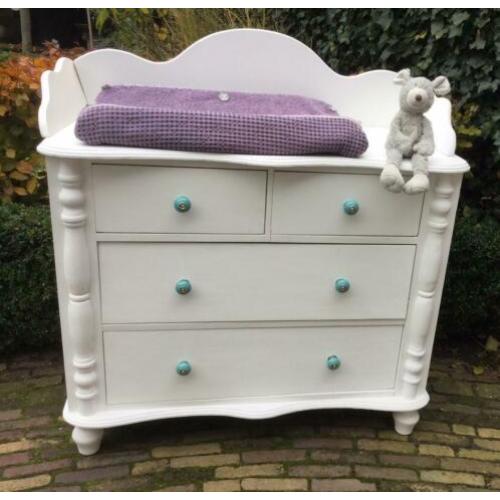 Mooie ruime commode in brocante stijl