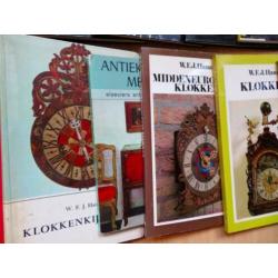 11 boekjes over klokken antiek en kaliber horloges.