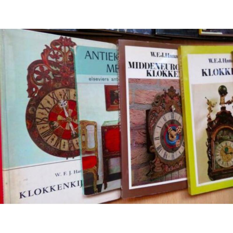 11 boekjes over klokken antiek en kaliber horloges.