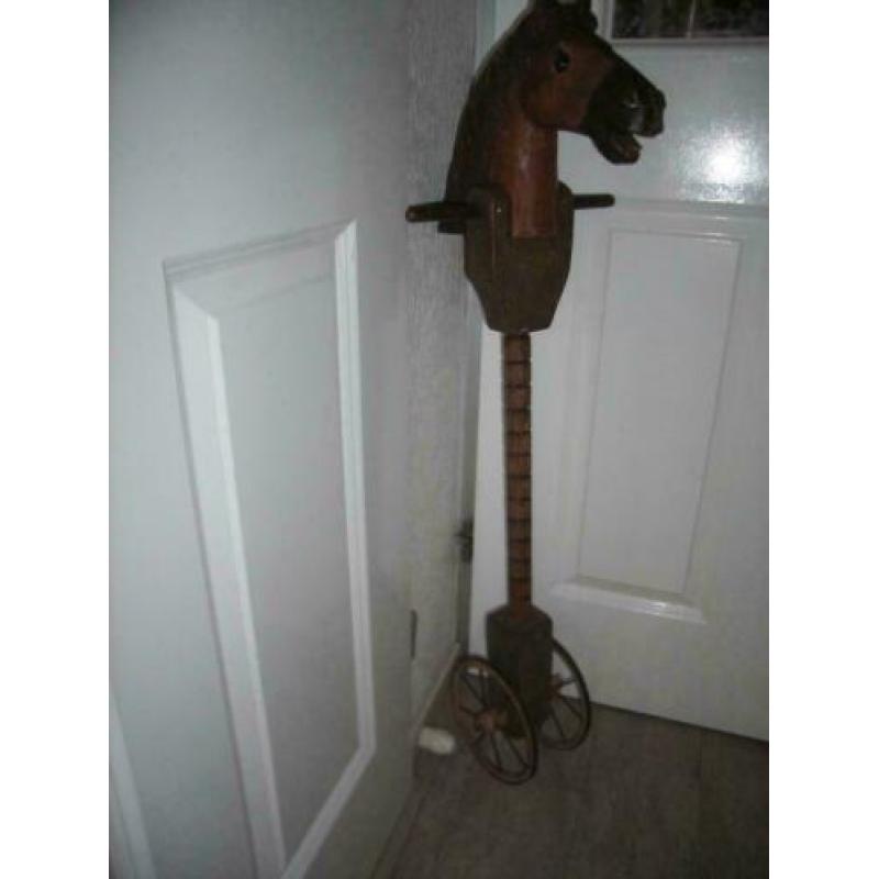 Mooie grote antieke houten stokpaardje /stokpaard