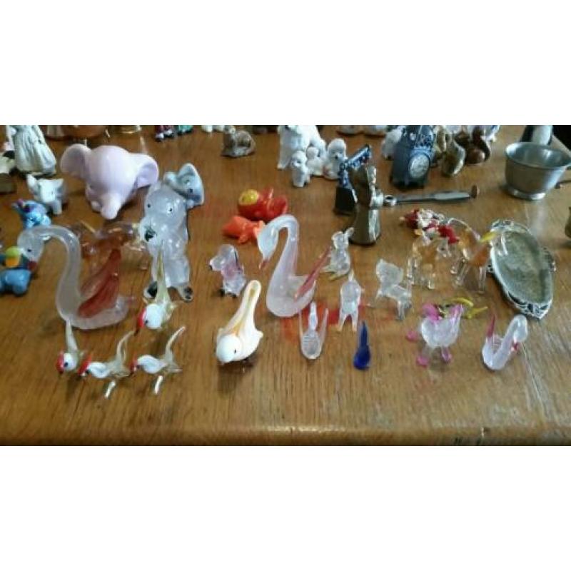 Bak met allerlei prulletjes souvenirs poppetjes van alles