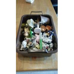 Bak met allerlei prulletjes souvenirs poppetjes van alles