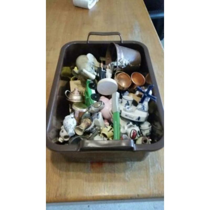 Bak met allerlei prulletjes souvenirs poppetjes van alles