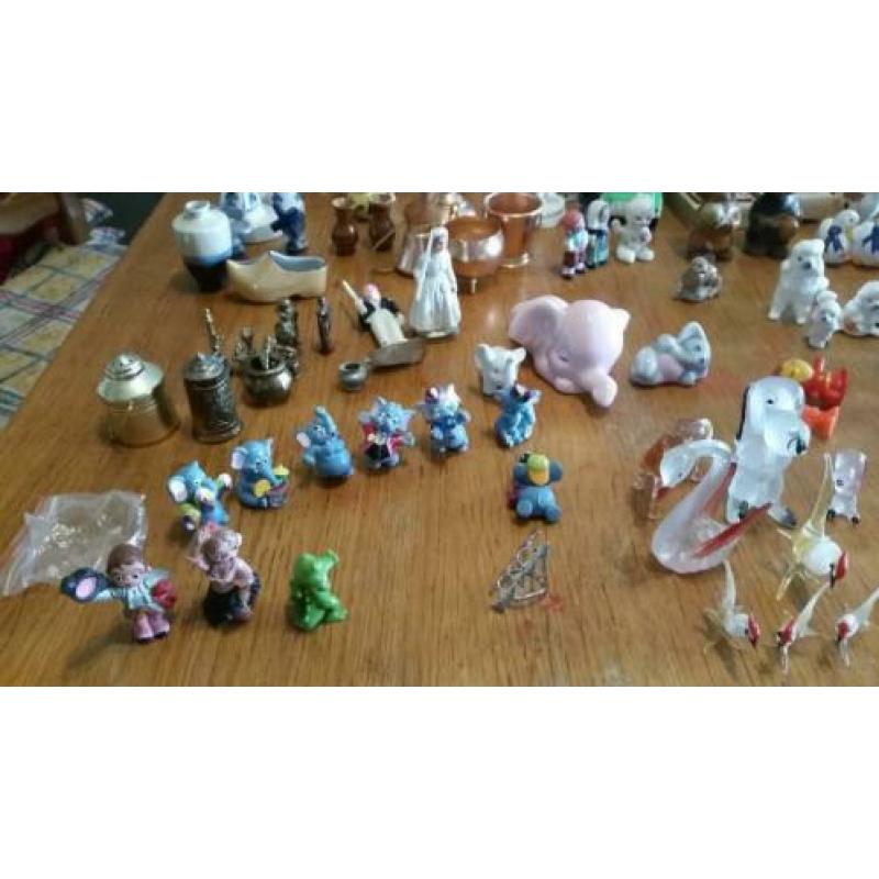 Bak met allerlei prulletjes souvenirs poppetjes van alles