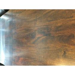 tafel en stoelen