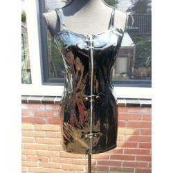 Super gave stevige lakjurk zwart L + M € 25.00 p. st.