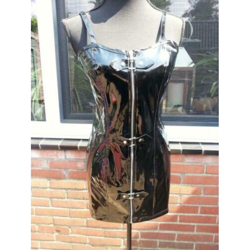 Super gave stevige lakjurk zwart L + M € 25.00 p. st.