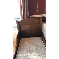 Oud kinderbed, ledikant, hout