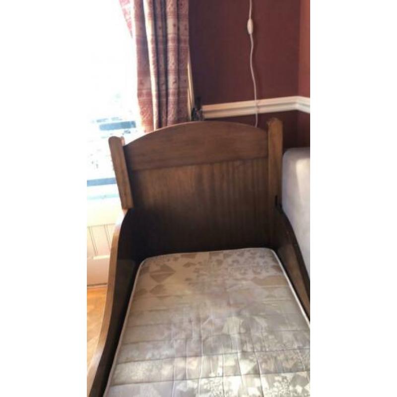 Oud kinderbed, ledikant, hout