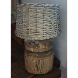 Oude originele vijzel lamp, doorleefde houten lampenvoet