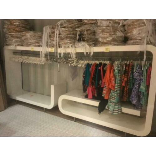 3 witte kledingkasten voor in een kinderkledingwinkel