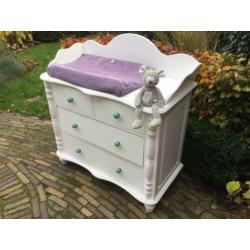 Mooie ruime commode in brocante stijl