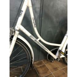 Geheel opgeknapte oma fiets