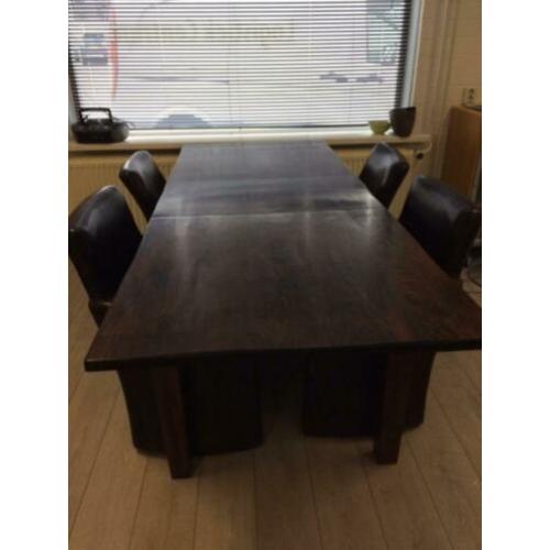 tafel en stoelen