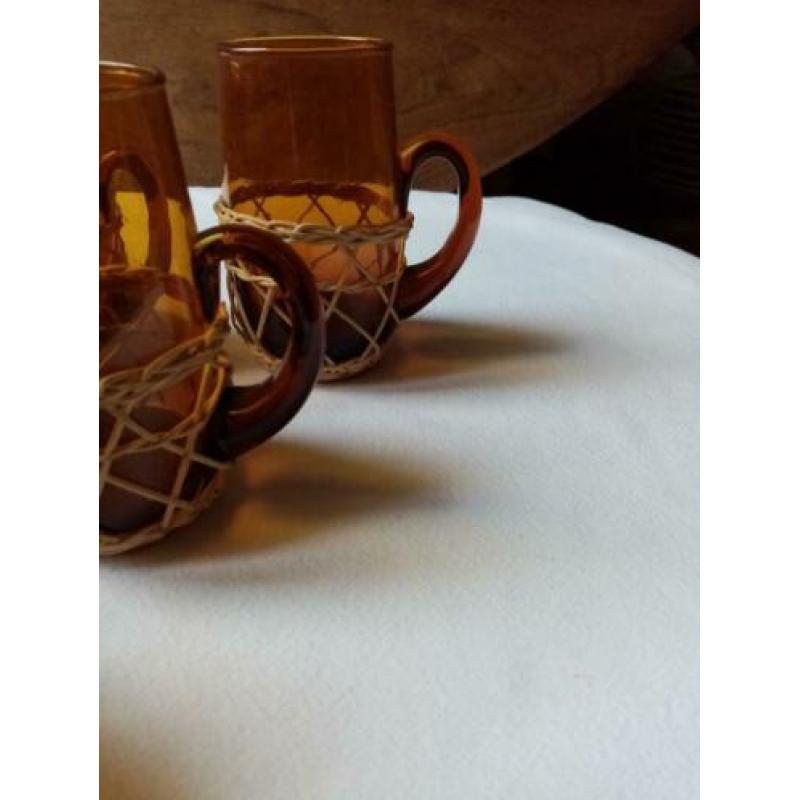 Retro Vintage Franse amberkleurige glazen in Rotan houder