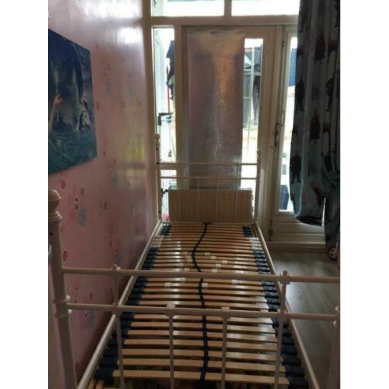 Een persooen bed
