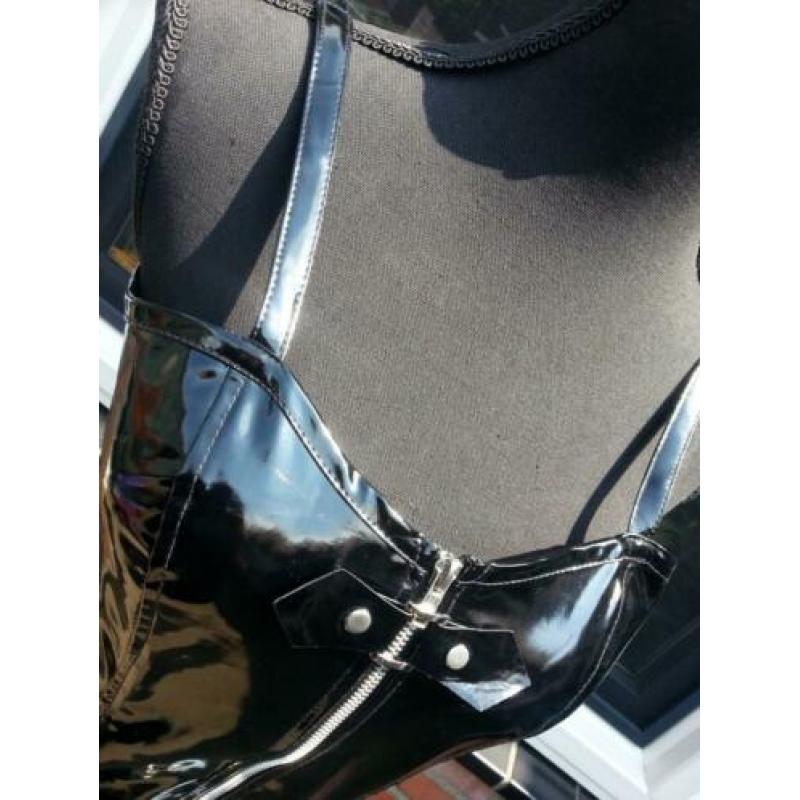 Super gave stevige lakjurk zwart L + M € 25.00 p. st.