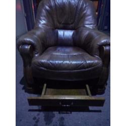 Mooie leren relax fauteuil, bruin leer met hout afgewerkt